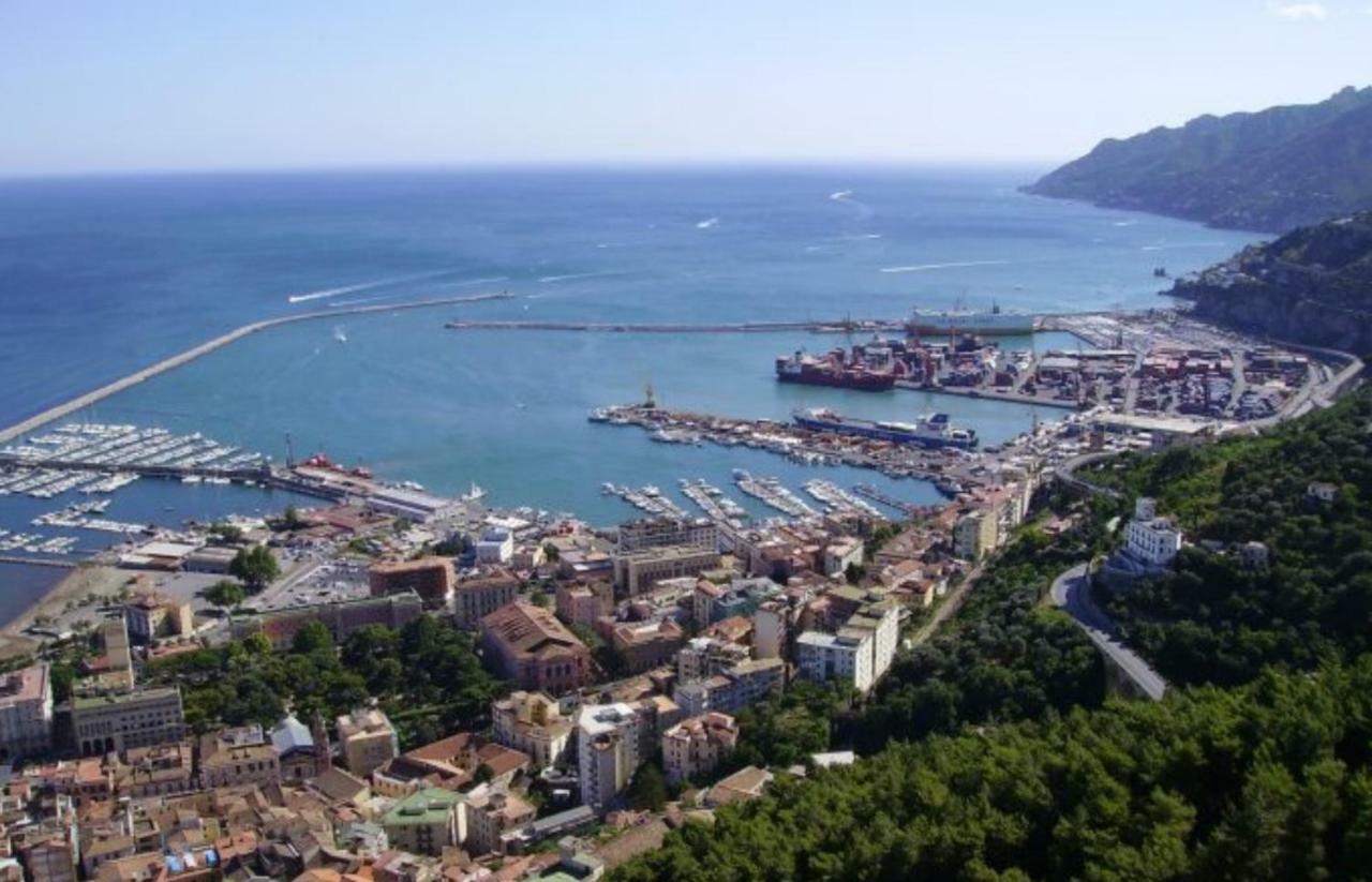 Casa Vacanza "Al Vicolo Delle Colonne" ساليرنو المظهر الخارجي الصورة