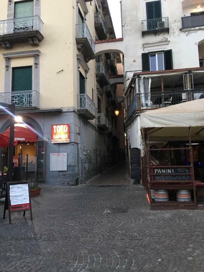 Casa Vacanza "Al Vicolo Delle Colonne" ساليرنو المظهر الخارجي الصورة
